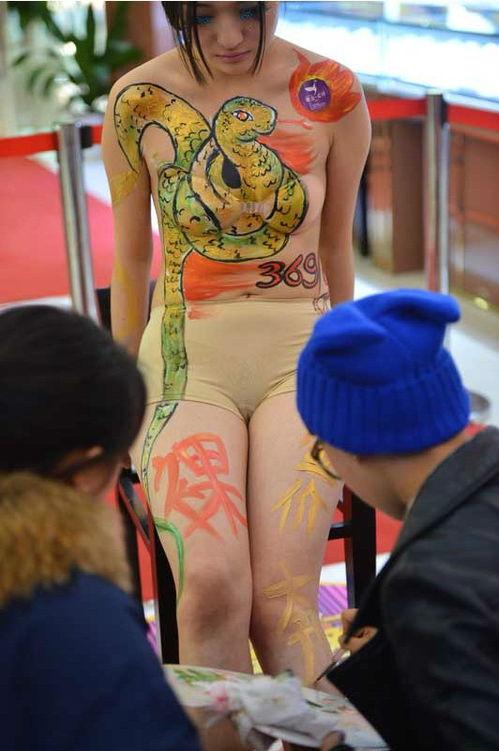 高速裸奔女生活照,裸奔女在高速的惊心动魄瞬间