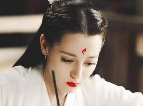 眼睛旁边有痣的明星,揭秘眼睛旁痣的明星风采